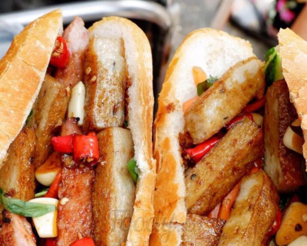 Làm bánh mì chả cá ăn kèm nước sốt đặc biệt tuyệt ngon