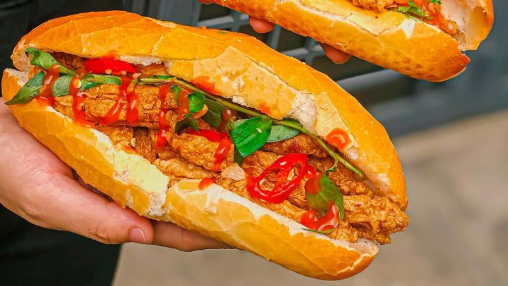 Làm bánh mì chả cá ăn kèm nước sốt đặc biệt tuyệt ngon