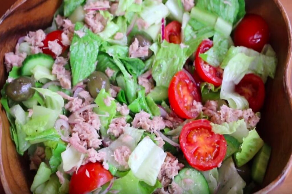 Salad cá ngừ nhanh và đơn giản trong 5 phút.